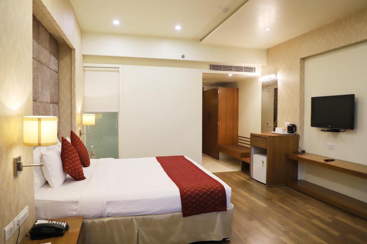 Boulevard 9 Luxury Resort & Spa Some Parts Of Property Under Renovation Nadiad Ngoại thất bức ảnh